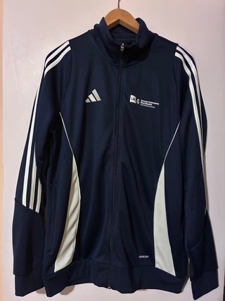 Sudadera y camiseta deportiva adidas