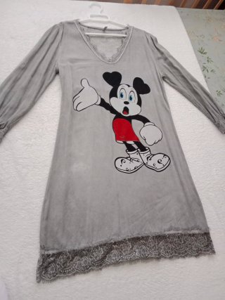 Vestido Gris con Estampado de Mickey Mouse