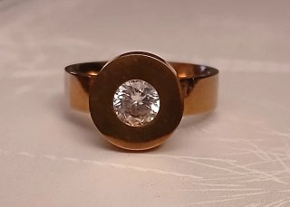 Anillo Dorado con Piedra Central