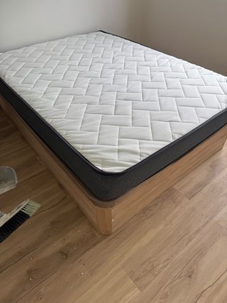Cama con estructura de madera