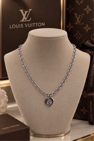 Collar LV Corazón Plata Acero