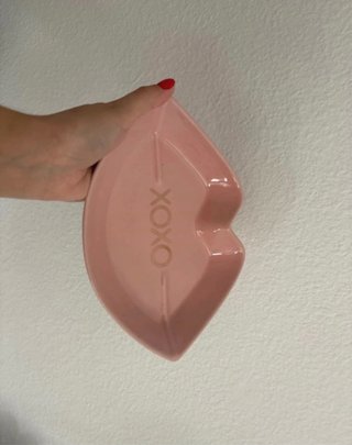 Plato decorativo labios rosa