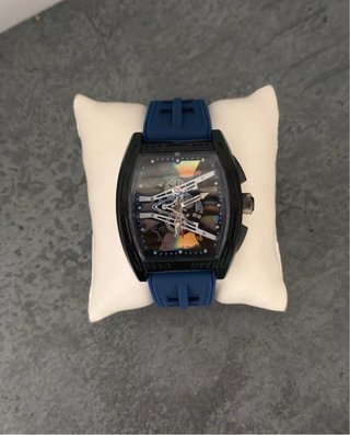 Reloj de cuarzo con caja en forma de barril