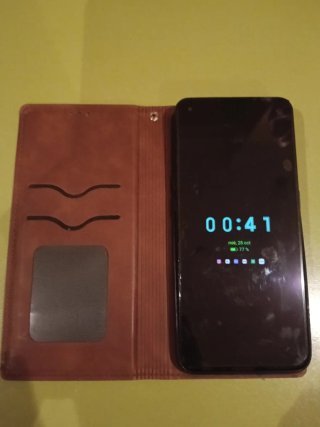 Smartphone Oppo con custodia a libro