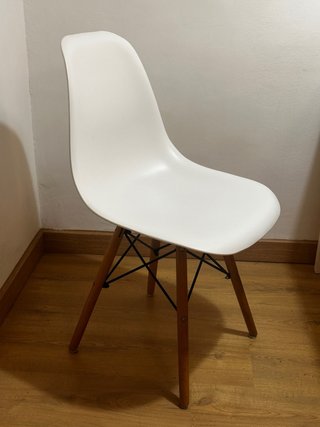 Sillas Blancas con Patas de Madera