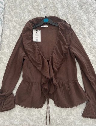 Blusa Marrón con Volantes y Encaje Zara