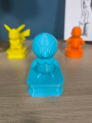 Figura de Piplup con peana