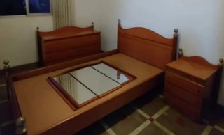Espejo, mesilla y cómoda