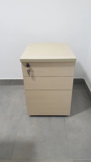 Mesa Auxiliar con Cajones y Cerradura