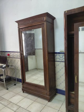 Armario Antiguo de Madera con Espejo