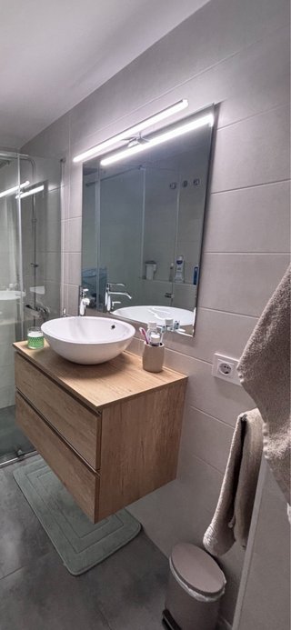 Mueble de baño con lavabo y espejo