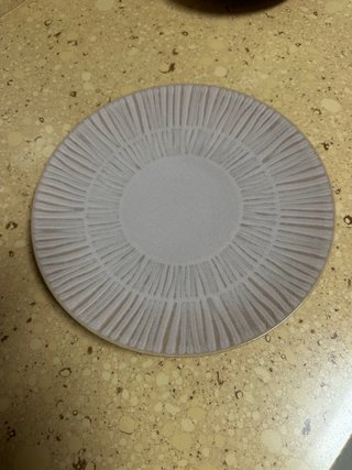 Plato de cerámica beige y rosa