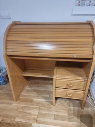 Escritorio de madera con persiana
