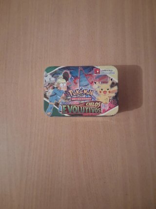 Caja de Cartas Pokémon Cielos Evolutivos