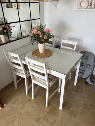 Mesa de comedor blanca con 4 sillas y cristal