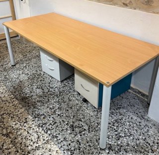 Escritorio de madera con patas metálicas