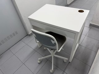 Mesa y silla de estudio blancas