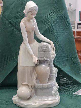 Figura Nao by Lladró Chica en la fuente