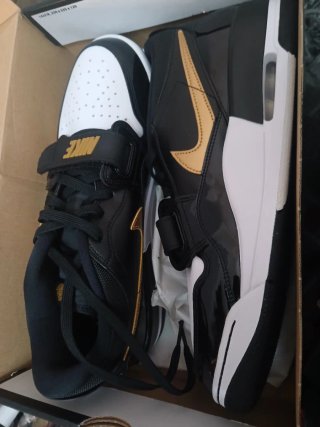 Zapatillas Nike Negras y Doradas