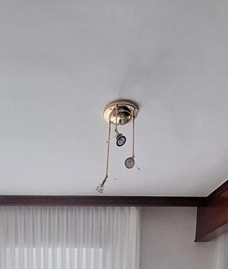 Lámpara de techo metálica dorada