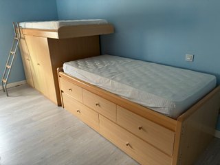 conjunto de literas de madera en tono natural