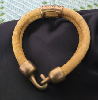 Pulsera de cuero y metal repujado