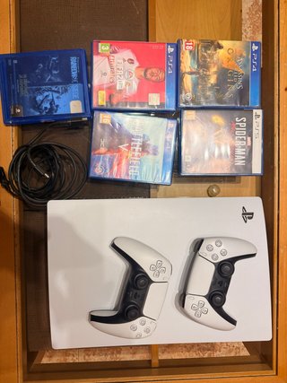 PlayStation 5 con 2 mandos y 5 juegos