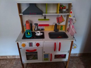 Cocinita de madera de juguete