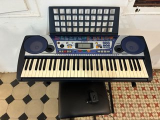 Teclado Yamaha PSR-260 con banqueta incluida
