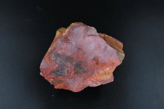 Piedra Mineral de Tono Rojizo 054