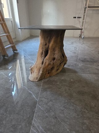 Mesa con Base de Tronco y Sobre de Mármol