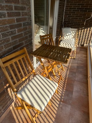 Conjunto de Mesa y Sillas de Madera