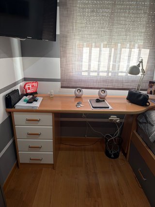 Cuarto completo con todos los muebles incluidos.
