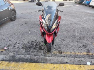 Moto Escúter Roja y Negra