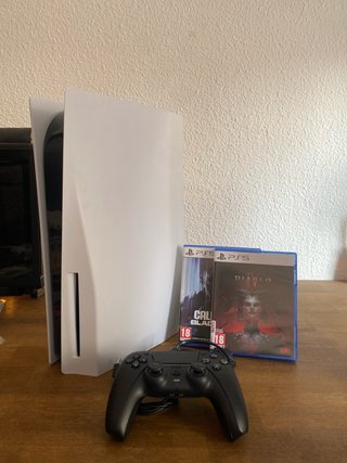PS5 con mando y 2 juegos