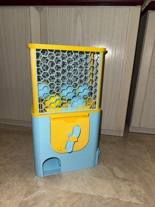 Máquina de bolas azul y amarilla
