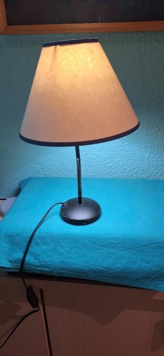 Lámpara de mesa de tela y metal