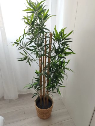 Planta Artificial FEJKA con Maceta de Mimbre