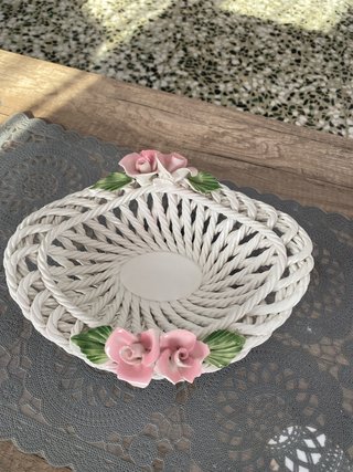 Cesta de Porcelana Artesanal con Flores
