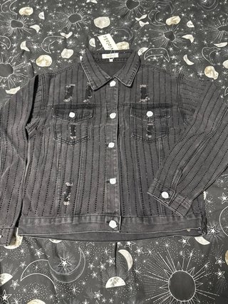 Chaqueta vaquera negra con detalles