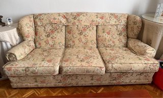 Sofá de tres plazas con estampado floral