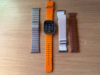 Apple Watch Ultra con 4 correas