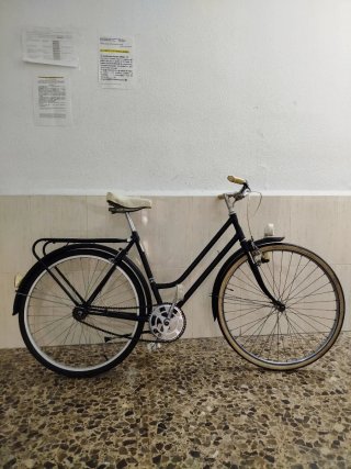 Bicicleta de paseo clásica negra