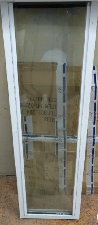Ventana Fija con Marco Blanco