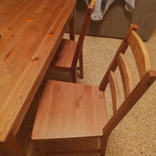 Mesa y 4 sillas de madera