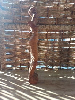Figura Africana de Madera Tallada