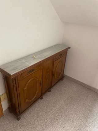 Recibidor de madera con encimera de mármol