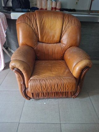 Sillón amplio de piel marrón