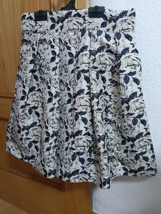 Falda Elegante Estampado Floral con toques dorados