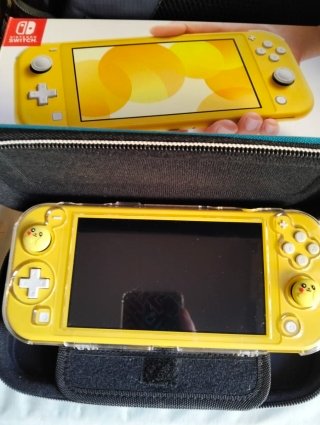 Nintendo Switch Lite Amarilla + Extras